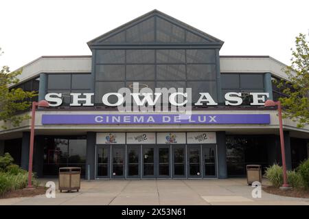 New York, Stati Uniti. 6 maggio 2024. Un cinema Showcase Cinema de Lux si trova nel quartiere di Farmingdale a Long Island, New York. (Foto di Jimin Kim/SOPA Images/Sipa USA) credito: SIPA USA/Alamy Live News Foto Stock