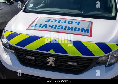 Bordeaux , Francia - 04 29 2024 : polizia municipale peugeot testo del logo della polizia municipale francese e marchio del marchio sul furgone bianco Foto Stock