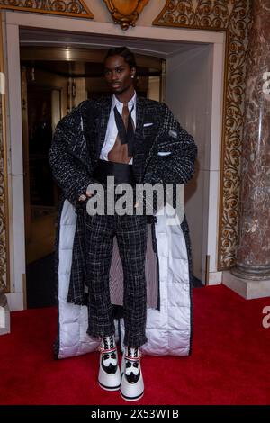 New York, Stati Uniti. 6 maggio 2024. NEW YORK, NEW YORK - 6 MAGGIO: Alton Mason che indossa Thom Browne parte dal Pierre Hotel per il 2024 Met Gala il 6 maggio 2024 a New York City. Crediti: Ron Adar/Alamy Live News Foto Stock