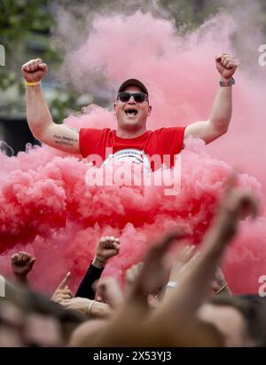 EINDHOVEN - i sostenitori del PSV festeggiano durante l'onore della selezione del PSV su Stadhuisplein. La squadra di Eindhoven è diventata campione nazionale per la 25esima volta dopo aver battuto lo Sparta Rotterdam davanti al proprio pubblico. ANP ROBIN VAN LONKHUIJSEN netherlands Out - belgio Out Foto Stock