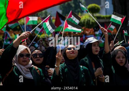 Bandung, Giava Occidentale, Indonesia. 7 maggio 2024. Studenti manifestanti pro-Palestina si riuniscono per mostrare solidarietà ai palestinesi, chiedendo la fine degli attacchi di Israele e del genocidio a Gaza a Bandung. (Credit Image: © Algi February Sugita/ZUMA Press Wire) SOLO PER USO EDITORIALE! Non per USO commerciale! Crediti: ZUMA Press, Inc./Alamy Live News Foto Stock