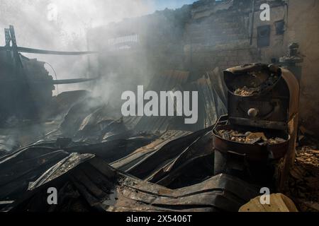 Una torrefazione di caffè a Charkiv, Ucraina, è stata colpita e bruciata da un missile russo Foto Stock