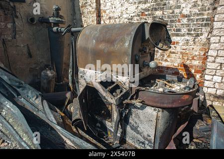 Una torrefazione di caffè a Charkiv, Ucraina, è stata colpita e bruciata da un missile russo Foto Stock