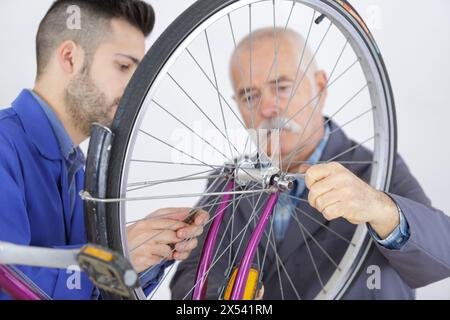 Rimozione meccanica posteriore di bicicletta cassetta in un workshop Foto Stock