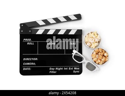 Foto di un film, secchi di gustosi popcorn e bicchieri isolati sul bianco, vista dall'alto Foto Stock