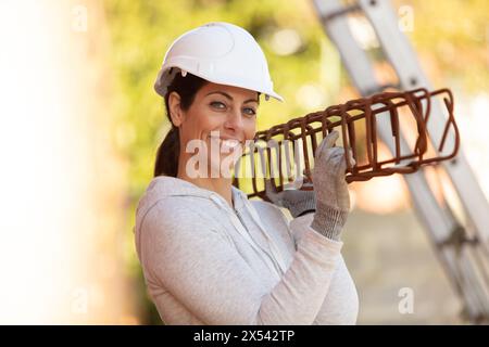 donna artigiana che costruisce una nuova casa Foto Stock