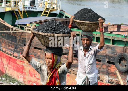 Dacca, Bangladesh. 30 aprile 2024. I laburisti stanno scaricando carbone da una nave cargo sul fiume Turag a Dacca, Bangladesh, il 6 maggio 2024. Foto di Habibur Rahman/ABACAPRESS. COM credito: Abaca Press/Alamy Live News Foto Stock