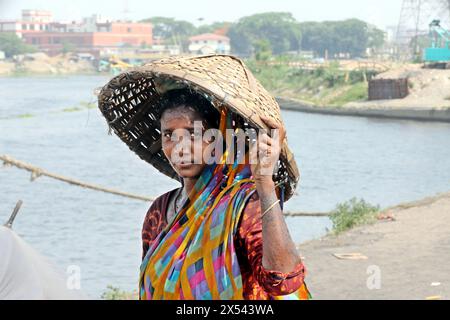 Dacca, Bangladesh. 30 aprile 2024. I laburisti stanno scaricando carbone da una nave cargo sul fiume Turag a Dacca, Bangladesh, il 6 maggio 2024. Foto di Habibur Rahman/ABACAPRESS. COM credito: Abaca Press/Alamy Live News Foto Stock