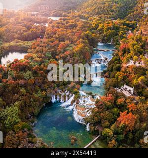 Krka, Croazia - Vista panoramica aerea delle famose cascate di Krka nel Parco Nazionale di Krka in una soleggiata mattina autunnale con colorate foglie autunnali Foto Stock