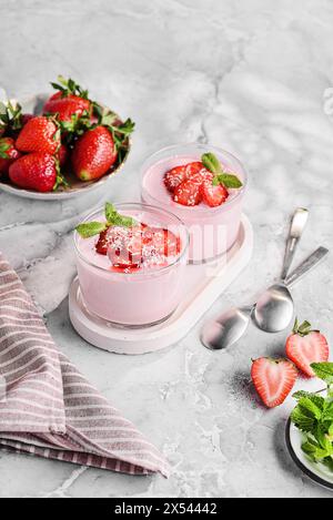 Panna cotta con fragole e menta Foto Stock
