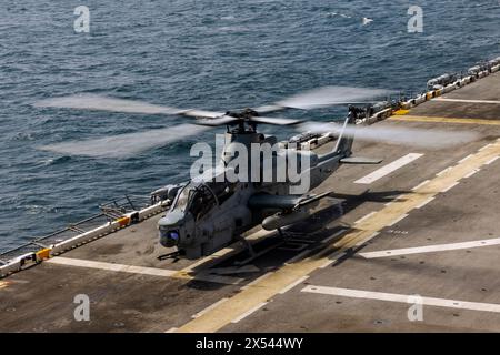 Un AH-1Z Viper del corpo dei Marines con Marine Medium Tiltrotor Squadron 365 (rinforzato), 24th Marine Expeditionary Unit (MEU), si prepara al decollo aboa Foto Stock