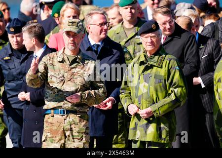 Stoccolma, Svezia. 7 maggio 2024. Re Frederik X, insieme a re Carlo XVI Gustavo, visita il reggimento anfibio di Stoccolma presso la stazione navale di Berga, martedì 7 maggio 2024. Durante la visita, al re e al re svedese viene mostrato uno Stridsbaat 90 e varie capacità navali in mare. Inoltre, hanno l'opportunità di parlare con i subacquei svedesi. Lunedì e martedì, la coppia reale danese fa la sua prima visita di stato in Svezia. Crediti: Ritzau/Alamy Live News Foto Stock