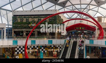 Una foto del centro commerciale Yas, con il Ferrari World Yas Island, Abu Dhabi sulla destra e il Rainforest Cafe Restaurant sulla sinistra. Foto Stock