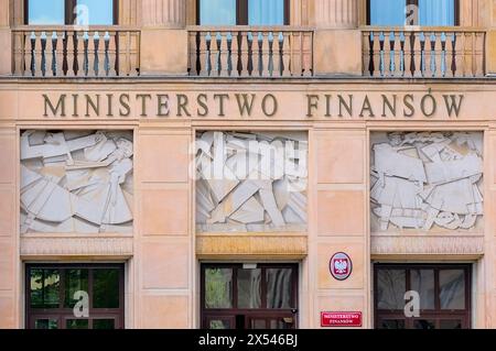 Colpo ravvicinato della facciata dell'edificio del Ministero delle Finanze polacco a Varsavia, con il nome del ministero scritto in lettere metalliche. Foto Stock