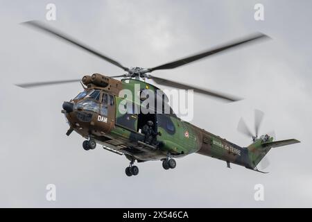 Guarda su un elicottero Aérospatiale SA-330B Puma dell'esercito francese per un'esercitazione per far cadere i membri del RAID in elicottero sul tetto di un edificio. Foto Stock