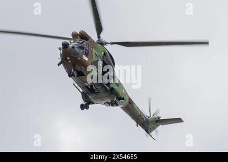 Guarda su un elicottero Aérospatiale SA-330B Puma dell'esercito francese per un'esercitazione per far cadere i membri del RAID in elicottero sul tetto di un edificio. Foto Stock