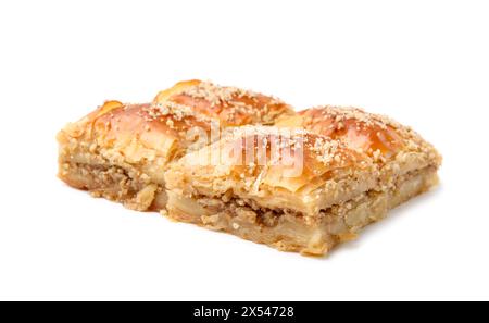 Dolci orientali. Pezzi di gustoso baklava isolati su bianco Foto Stock