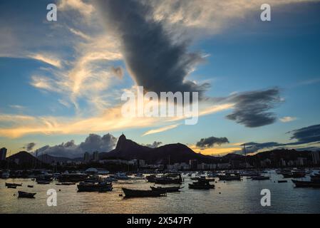 Spettacolari cieli al tramonto sul monte Corvocado e sulla baia di Guanabara - Vista da Mureta da Urca, Rio de Janeiro, Brasile Foto Stock