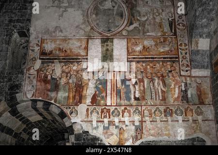 Affresco del giudizio universale, dipinto all'inizio degli anni '1300 e che mostra l'influenza di Giotto. Nella Chiesa di Santa Maria del Tiglio, una chiesa comasco-romanica costruita nella seconda metà del 1100 a Gravedona in Lombardia. Foto Stock