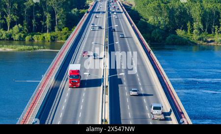 Belgrado. 28 aprile 2024. Una foto aerea scattata il 28 aprile 2024 mostra il ponte Pupin che attraversa il Danubio a Belgrado, in Serbia. Il ponte, costruito dalla China Road and Bridge Corporation e aperto nel 2014, è stato il primo grande investimento in infrastrutture della Cina nel continente europeo. Crediti: Wang Wei/Xinhua/Alamy Live News Foto Stock