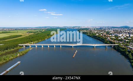 Belgrado. 28 aprile 2024. Una foto aerea scattata il 28 aprile 2024 mostra il ponte Pupin che attraversa il Danubio a Belgrado, in Serbia. Il ponte, costruito dalla China Road and Bridge Corporation e aperto nel 2014, è stato il primo grande investimento in infrastrutture della Cina nel continente europeo. Crediti: Wang Wei/Xinhua/Alamy Live News Foto Stock