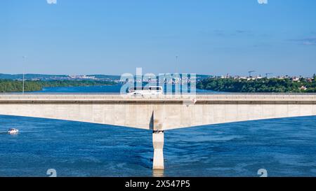 Belgrado. 28 aprile 2024. Una foto aerea scattata il 28 aprile 2024 mostra il ponte Pupin che attraversa il Danubio a Belgrado, in Serbia. Il ponte, costruito dalla China Road and Bridge Corporation e aperto nel 2014, è stato il primo grande investimento in infrastrutture della Cina nel continente europeo. Crediti: Wang Wei/Xinhua/Alamy Live News Foto Stock