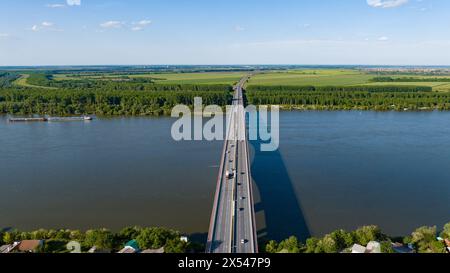 Belgrado. 28 aprile 2024. Una foto aerea scattata il 28 aprile 2024 mostra il ponte Pupin che attraversa il Danubio a Belgrado, in Serbia. Il ponte, costruito dalla China Road and Bridge Corporation e aperto nel 2014, è stato il primo grande investimento in infrastrutture della Cina nel continente europeo. Crediti: Wang Wei/Xinhua/Alamy Live News Foto Stock