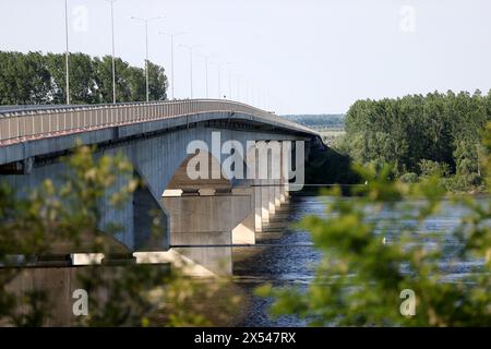 Belgrado. 28 aprile 2024. Questa foto scattata il 28 aprile 2024 mostra il ponte Pupin che attraversa il Danubio a Belgrado, in Serbia. Il ponte, costruito dalla China Road and Bridge Corporation e aperto nel 2014, è stato il primo grande investimento in infrastrutture della Cina nel continente europeo. Crediti: Li Ying/Xinhua/Alamy Live News Foto Stock