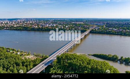 Belgrado. 28 aprile 2024. Una foto aerea scattata il 28 aprile 2024 mostra il ponte Pupin che attraversa il Danubio a Belgrado, in Serbia. Il ponte, costruito dalla China Road and Bridge Corporation e aperto nel 2014, è stato il primo grande investimento in infrastrutture della Cina nel continente europeo. Crediti: Wang Wei/Xinhua/Alamy Live News Foto Stock