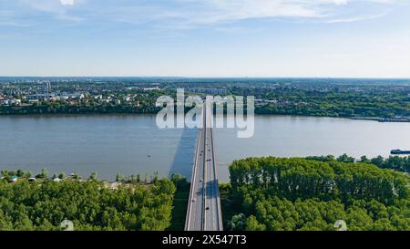 Belgrado. 28 aprile 2024. Una foto aerea scattata il 28 aprile 2024 mostra il ponte Pupin che attraversa il Danubio a Belgrado, in Serbia. Il ponte, costruito dalla China Road and Bridge Corporation e aperto nel 2014, è stato il primo grande investimento in infrastrutture della Cina nel continente europeo. Crediti: Wang Wei/Xinhua/Alamy Live News Foto Stock