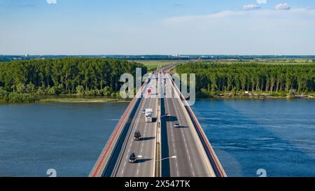 Belgrado. 28 aprile 2024. Una foto aerea scattata il 28 aprile 2024 mostra il ponte Pupin che attraversa il Danubio a Belgrado, in Serbia. Il ponte, costruito dalla China Road and Bridge Corporation e aperto nel 2014, è stato il primo grande investimento in infrastrutture della Cina nel continente europeo. Crediti: Wang Wei/Xinhua/Alamy Live News Foto Stock