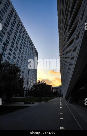 Passaggio pedonale tra il Broad Museum e l'Emerson LA nel centro di Los Angeles, California Foto Stock