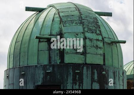 Cupole del telescopio in rame verde all'Osservatorio di Herstmonceux, al Castello di Herstmonceux, nell'East Sussex Foto Stock