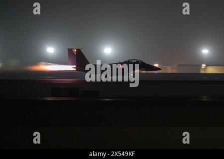 U. L'F-15E Strike Eagle della S Air Force decolla da un luogo non divulgato all'interno dell'area di responsabilità del comando centrale degli Stati Uniti per partecipare a Exerc Foto Stock