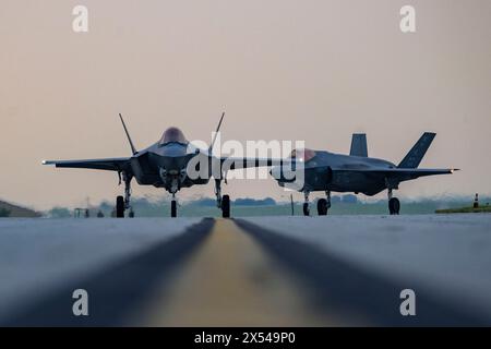 Due F-35A Lightning II assegnati al F-35A Lightning II Demonstration Team taxi lungo la pista di Sheppard Air Force base, Texas, 25 aprile 20 Foto Stock