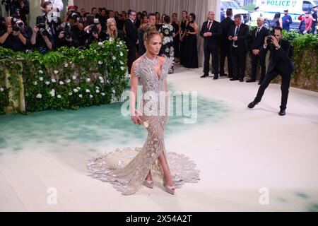 New York, Stati Uniti. 6 maggio 2024. Jennifer Lopez che frequenta il Metropolitan Museum of Art Costume Institute Benefit Gala 2024 a New York, USA il credito fotografico dovrebbe essere: Matt Crossick/Alamy Live News Foto Stock