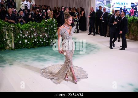 New York, Stati Uniti. 6 maggio 2024. Jennifer Lopez che frequenta il Metropolitan Museum of Art Costume Institute Benefit Gala 2024 a New York, USA il credito fotografico dovrebbe essere: Matt Crossick/Alamy Live News Foto Stock