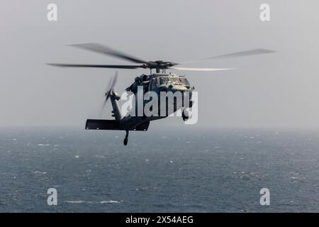 Un MH-60 Sea Hawk della Marina degli Stati Uniti con l'Helicopter Sea Combat Squadron 28, Wasp (WSP) Amphibious Ready Group (ARG) esegue operazioni di volo mentre il WS Foto Stock