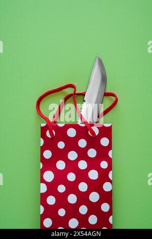 Coltello da caccia in una borsa regalo. Foto Stock