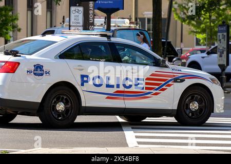 Washington DC, USA - 1 maggio 2024: Auto di pattuglia della polizia usata dal dipartimento di polizia metropolitana che guida su una strada nel centro di Washington DC Foto Stock