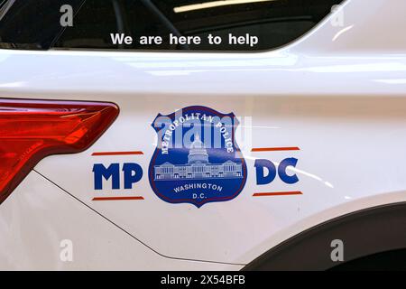 Washington DC, USA - 2 maggio 2024: Vista ravvicinata del simbolo sul lato di una pattuglia della polizia usata dalla polizia metropolitana nel centro di Washington Foto Stock