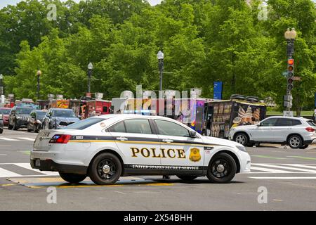 Washington DC, USA - 30 aprile 2024: Auto di pattuglia della polizia usata dalla United States Secret Service Uniformed Division che blocca il traffico Foto Stock