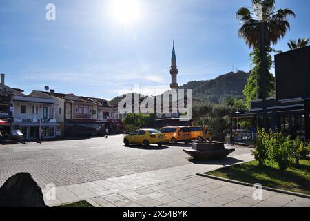 Gocek, Turchia - 27 aprile 2024: Street in Gocek. La piccola cittadina nel porto di Fethiye è molto popolare tra i diportisti grazie alla ben attrezzata marina loca Foto Stock