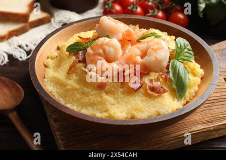 Gamberetti freschi e gustosi, pancetta, fiocchi d'avena e basilico nel recipiente sul tavolo, primo piano Foto Stock