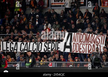 MENTRE i tifosi della Roma mostrano uno striscione contro la lega serie a durante la partita di calcio di Europa League tra AS Roma e Bayer Leverkusen allo Stadio Olimpico di Roma, Italia, il 2 maggio 2024. Foto Stock