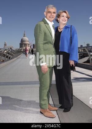 Sadiq Khan e sua moglie Saadiya Khan posano per i fotografi sul Millennium Bridge mentre si dirigono alla Tate Modern di Londra, dove firmerà la dichiarazione di accettazione dell'ufficio per iniziare il suo terzo mandato come sindaco di Londra. Data foto: Martedì 7 maggio 2024. Foto Stock