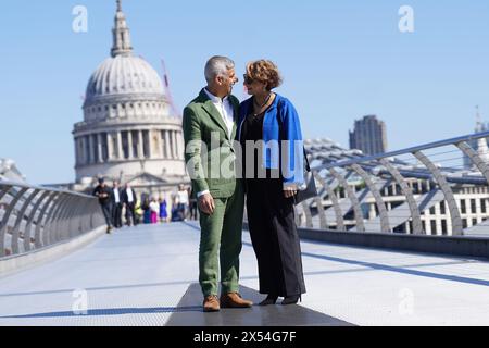 Sadiq Khan e sua moglie Saadiya Khan posano per i fotografi sul Millennium Bridge mentre si dirigono alla Tate Modern di Londra, dove firmerà la dichiarazione di accettazione dell'ufficio per iniziare il suo terzo mandato come sindaco di Londra. Data foto: Martedì 7 maggio 2024. Foto Stock