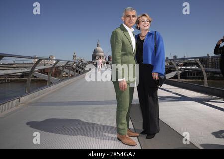 Sadiq Khan e sua moglie Saadiya Khan posano per i fotografi sul Millennium Bridge mentre si dirigono alla Tate Modern di Londra, dove firmerà la dichiarazione di accettazione dell'ufficio per iniziare il suo terzo mandato come sindaco di Londra. Data foto: Martedì 7 maggio 2024. Foto Stock