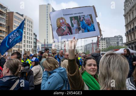 Anversa, Belgio. 7 maggio 2024. La gente partecipa ad una manifestazione per protestare contro le raccomandazioni del rapporto della "Commissie der Wijzen", organizzata dai sindacati educativi ACOD Education, COC e VSOA Education, ad Anversa, martedì 07 maggio 2024. A nome del governo fiammingo, la Commissie der Wjzen sviluppò settanta proposte per la professionalizzazione della professione di insegnante. I sindacati dell'istruzione oggi si stanno attivando contro le raccomandazioni della relazione. Credito: Belga News Agency/Alamy Live News Foto Stock