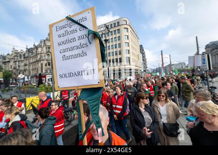 Anversa, Belgio. 7 maggio 2024. La gente partecipa ad una manifestazione per protestare contro le raccomandazioni del rapporto della "Commissie der Wijzen", organizzata dai sindacati educativi ACOD Education, COC e VSOA Education, ad Anversa, martedì 07 maggio 2024. A nome del governo fiammingo, la Commissie der Wjzen sviluppò settanta proposte per la professionalizzazione della professione di insegnante. I sindacati dell'istruzione oggi si stanno attivando contro le raccomandazioni della relazione. Credito: Belga News Agency/Alamy Live News Foto Stock